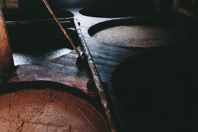 在小豆島的舊倉庫中找到由中國音樂家朱哲策展的藝術作品