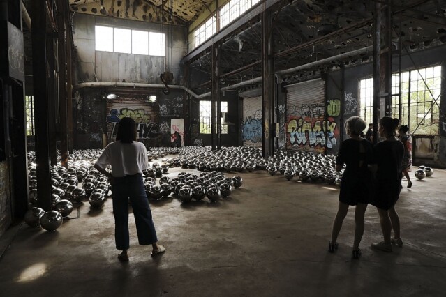 草間彌生這個藝術裝置水仙花園設於美國紐約皇后區 Rockaway 的 Fort Tilden內的廢棄火車車庫中。