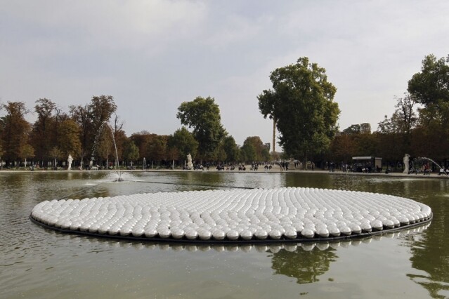 草間彌生的《Narcissus Garden》可見於 2010 年 FIAC international contemporary art fair 上、巴黎杜樂麗花園中。