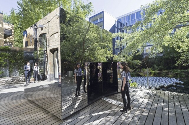 草間彌生最早於 2016 年及發布的藝術作品《Where the Lights in My Heart Go》,與其著名的《Infinity Mirror Room》概念相似 草間彌生最早於 2016 年及發布的藝術作品《Where the Lights in My Heart Go》,與其著名的《Infinity Mirror Room》概念相似