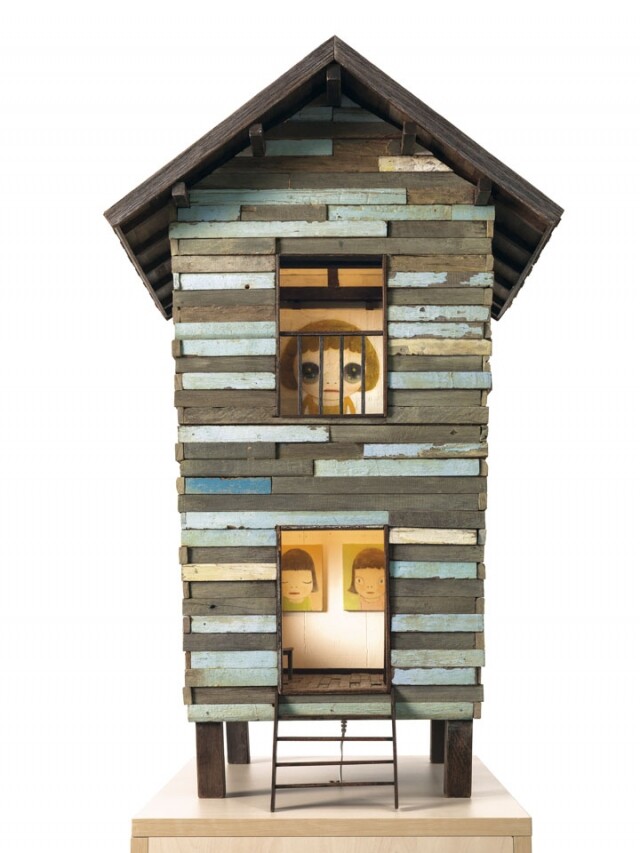 奈良美智的木屋裝置創作以 17 世紀歐洲盛行的人偶房子為藍本。
