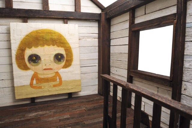 木屋內外裝置了 4 幅奈良美智的迷你作品。