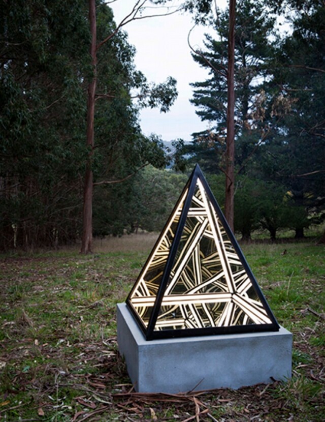 Jason Sims 雕塑裝置以幾何圖案和光線來創作。