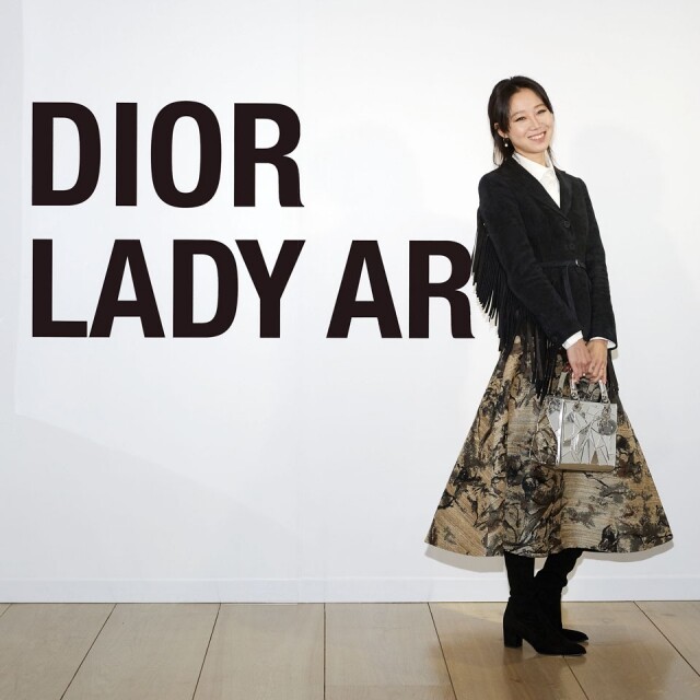 韓國電視劇女王孔孝真自不然要撐韓國藝術家！她以一身既典雅又型格的打扮，配上李昢獨一無二的 Lady Dior。