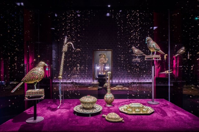 展覽《From the Great Mughals to the Maharajas: Jewels from the Al Thani Collection》記錄了 16 世紀至今的印度皇室的珠寶收藏歷史。