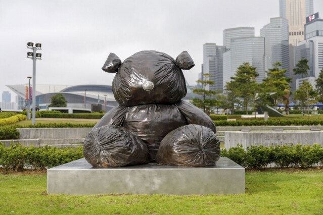 南韓藝術家金泓錫的《像熊一樣的形狀》中的巨熊以黑色垃圾袋製造。