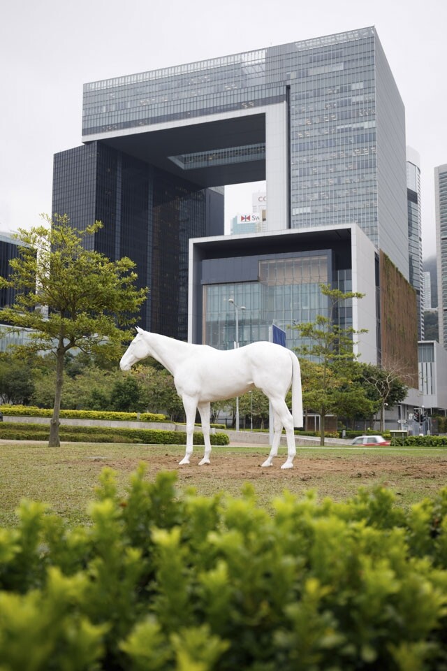 《White Horse》以高科技掃描純種賽馬製成。