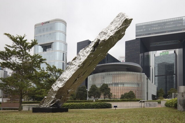 中國藝術家展望的《45 度假山石》以 45 度的角度樹立於草地上。