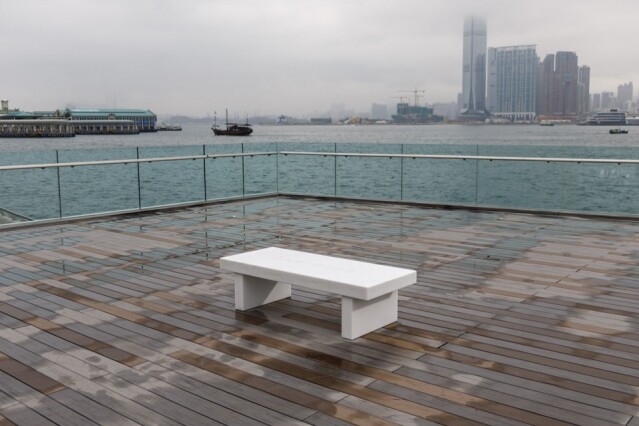 美國藝術家 Jenny Holzer 的作品「坐椅」活像海濱長廊的一部分。