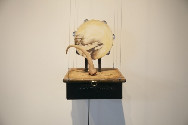 Tong Kunniao, When You Do It, Leave Some of the Pig Ass, 2015, Cutting board, tambourine, motor, silicone, 30 x 40 x 60 cm. Photo credit: de Sarthe Gallery