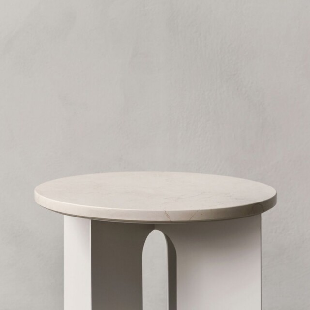 丹麥家具品牌 Menu 的 Androgyne 桌子，堅固小巧的大理石檯面適合作 side table 使用。