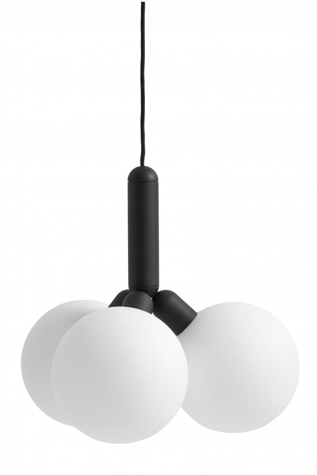 Orb 吊燈由丹麥燈飾設計師 Benny Frandsen 設計，體現了簡約的北歐設計風格。