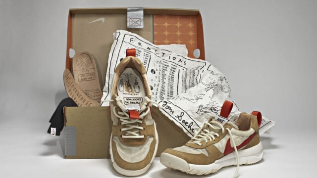 他們便首度與美國藝術家 Tom Sachs 攜手創作 Mars Yard Shoe，市場炒價為 3,000 美金