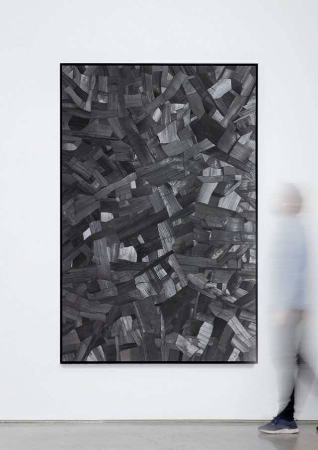 李英培 Lee Bae 的抽象藝術，予人最深刻的印象，就是「無盡的黑」。