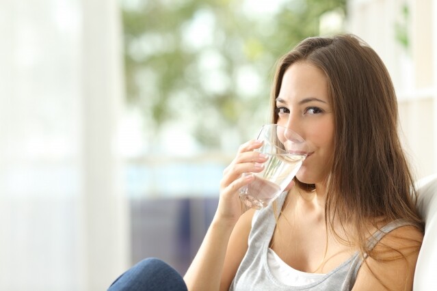 最後兩杯水應該在晚上七時和睡前飲用，七時飲水能有助促進體內血液循環，加快新陳代謝；睡前飲水則為了補充睡覺時身體所流失的水分，讓身體和肌膚在晚間都得到滋潤。