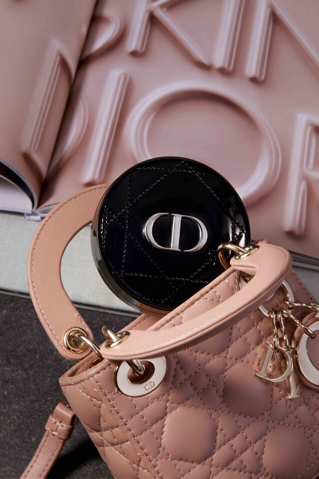Dior 恆久貼肌亮澤氣墊粉底