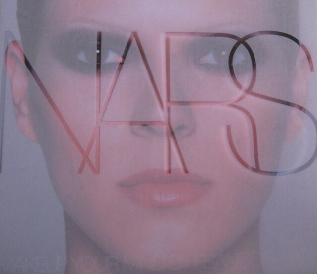 NARS 於 2002 年推出的妝容圖集《Makeup Your Mind》