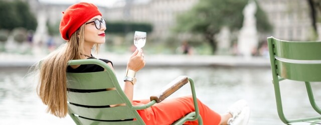 法國女人最懂得生活享受，街上總能看見法國女人化妝精緻，時尚漂亮。