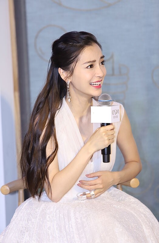 Angelababy 一度想將左手放身後減低大家的注意力 Angelababy 一度想將左手放身後減低大家的注意力