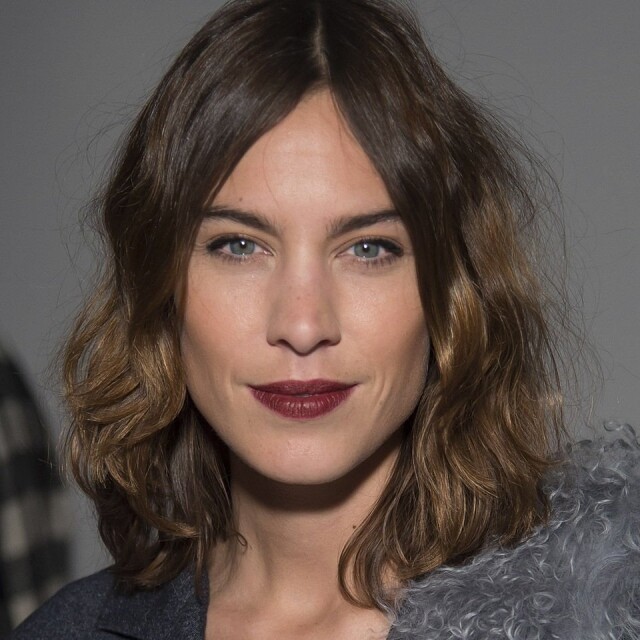 Alexa Chung 以偏離中間的分界和顯色的挑染,來表現她標誌性的「起床髮型」時尚。 Alexa Chung 以偏離中間的分界和顯色的挑染,來表現她標誌性的「起床髮型」時尚。