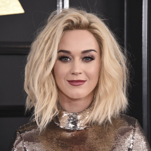 顯然 Katy Perry 這鉑金色髮色是後天漂染的，而豐厚的效果則拜大波浪的燙髮﻿所賜。