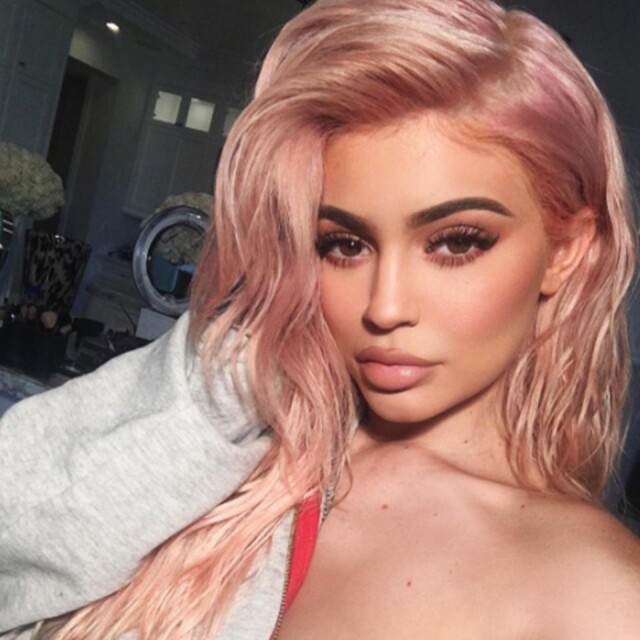 原本是黑髮的 Kylie Jenner 早前先染了一頭金髮，引來極大關注。幾日後，她把頭髮加上帶粉又帶橙調的蜜桃色，這個髮色令小麥色皮膚的她顯得白晢起來。