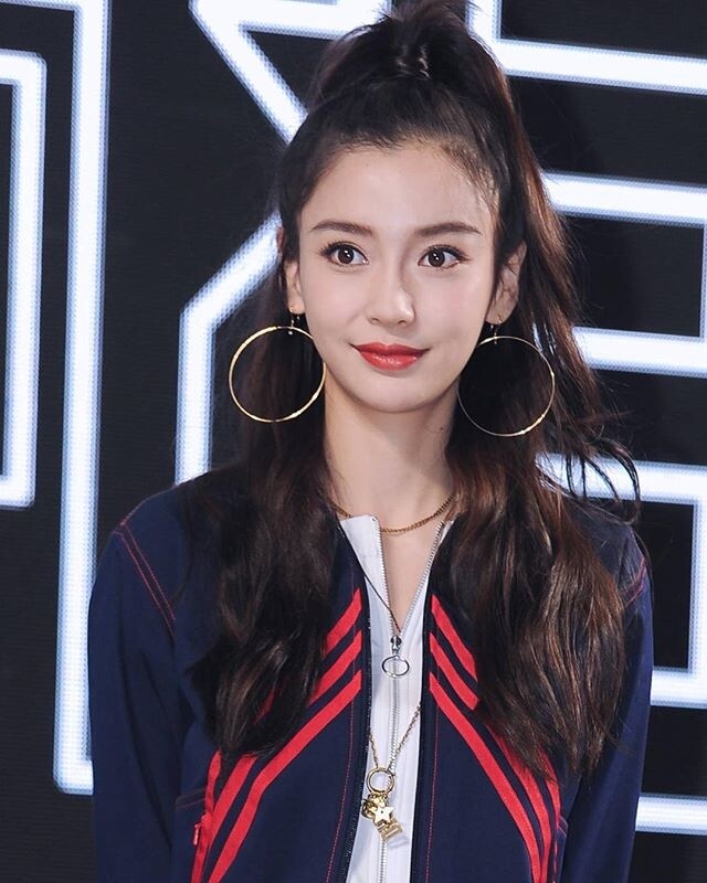 Angelababy 就將捲曲長髮配上大圈耳環 Angelababy 就將捲曲長髮配上大圈耳環