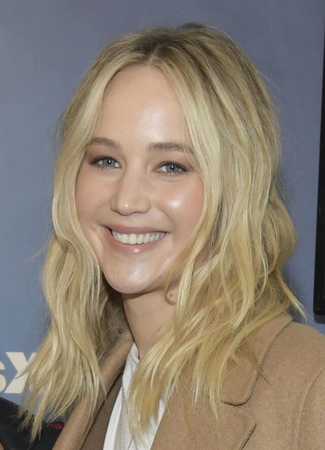 一向都是以微胖見稱的 Jennifer Lawrence,更是愛以具空氣感及蓬鬆的髮型遮掩包包面的不完美 一向都是以微胖見稱的 Jennifer Lawrence,更是愛以具空氣感及蓬鬆的髮型遮掩包包面的不完美