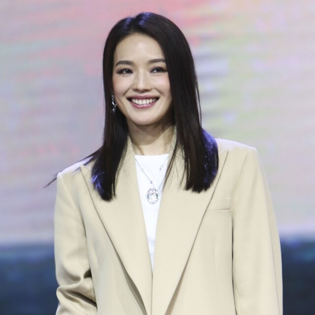 舒淇 舒淇的美不是人人懂,但懂得的都會對她迷戀不已,就算是平平無奇的直髮造型,舒淇都非常著重空氣感,髮根位置不貼頭頂,至可有清爽蓬鬆的效果。 舒淇 舒淇的美不是人人懂,但懂得的都會對她迷戀不已,就算是平平無奇的直髮造型,舒淇都非常著重空氣感,髮根位置不貼頭頂,至可有清爽蓬鬆的效果。