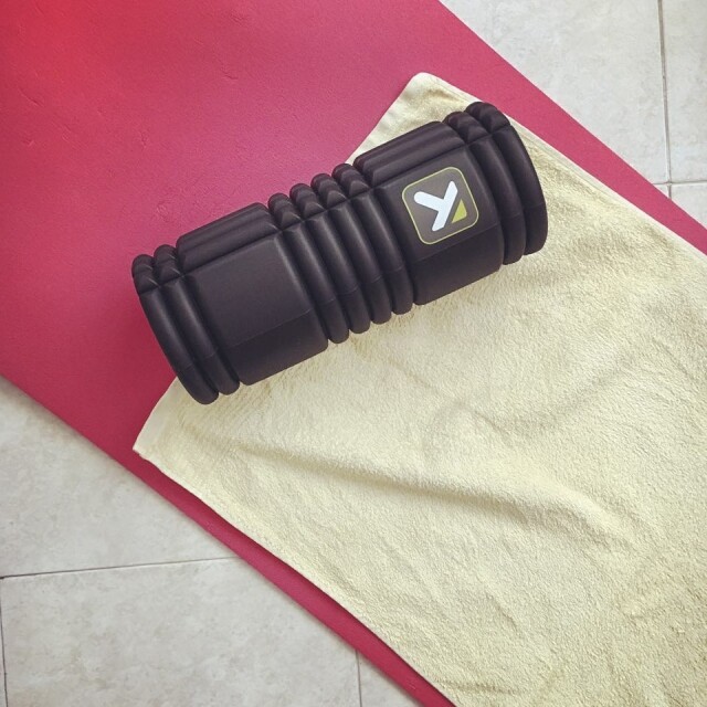 Foam Roller 又可稱作瑜伽滾輪、瑜珈棒、泡沫軸、泡綿滾筒或按摩滾筒 Foam Roller 又可稱作瑜伽滾輪、瑜珈棒、泡沫軸、泡綿滾筒或按摩滾筒