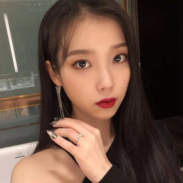 IU 李知恩愛星空系美甲 IU 李知恩愛星空系美甲