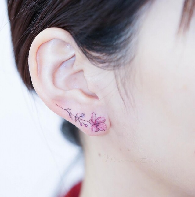 Mini Lau 曾到韓國學習紋身，學成歸來後跟男友在官塘開設紋身店 Hello Tattoo，主打小清新風格。
