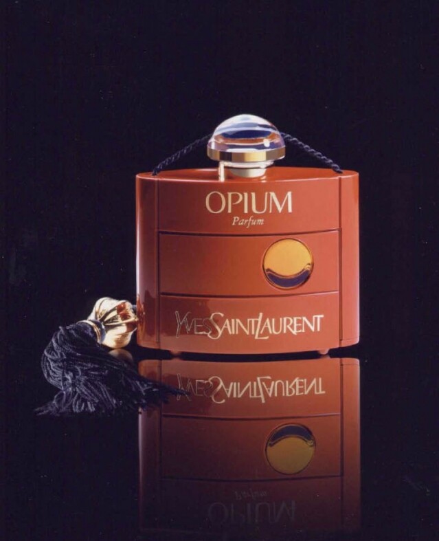 於是1977 年面世的 YSL Opium Parfum ，香水的瓶身設計甚富東方色彩。