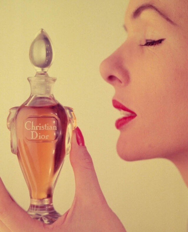 Miss Dior 是 Christian Dior 第一枝香水，是仿古希臘雙耳油罐形狀的香薰瓶。
