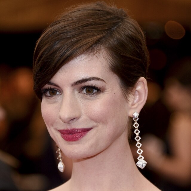 Anne Hathaway以優雅和光澤感十足的短髮髮型來走紅地氈