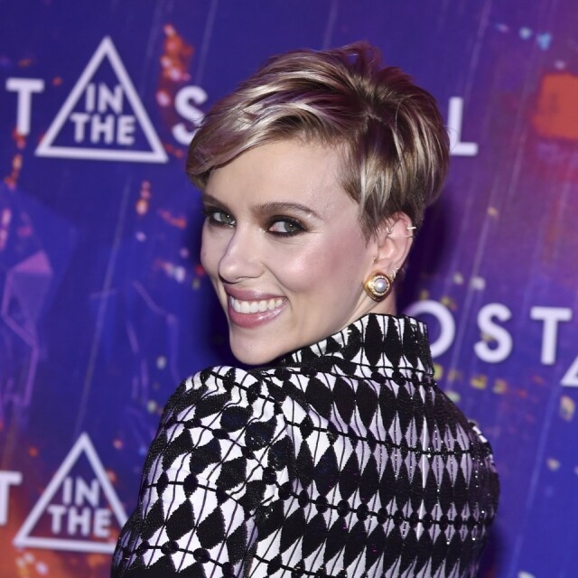 Scarlett Johannson金色的 highlights表現出短髮的層次 Scarlett Johannson金色的 highlights表現出短髮的層次