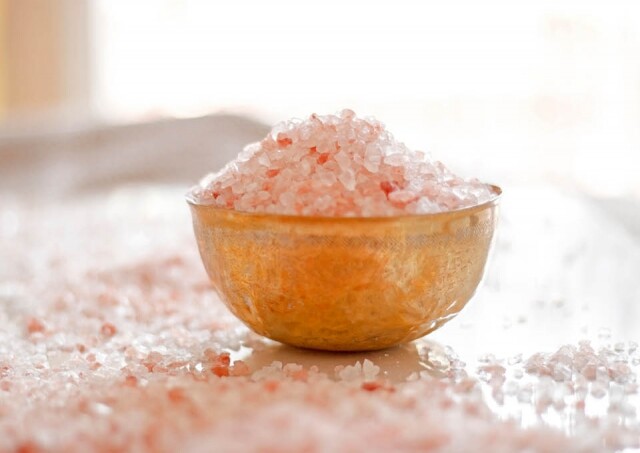 鹽蘊含天然負離子，可以清除呼吸管道的細菌及黏液，並能排走負能量