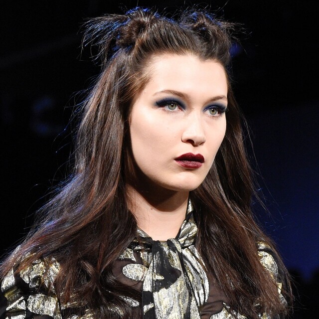 雙丸子頭不是樣子可愛的女生的專利,外表冷艷的 Bella Hadid 綁上雙丸子頭也別有一番風味。 雙丸子頭不是樣子可愛的女生的專利,外表冷艷的 Bella Hadid 綁上雙丸子頭也別有一番風味。