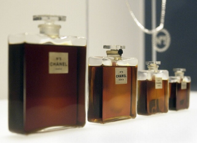 Chanel N°5 打破常規,香水的氣味複雜,而且很神秘。 Chanel N°5 打破常規,香水的氣味複雜,而且很神秘。