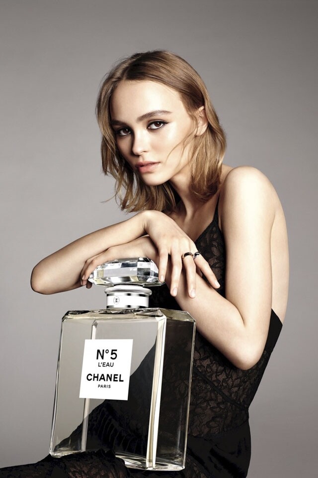 Chanel 請來 Johnny Depp 的女兒 Lily-Rose Depp 擔任 N°5 L'eau 的廣告女主角，拍攝時她只有 17 歲。