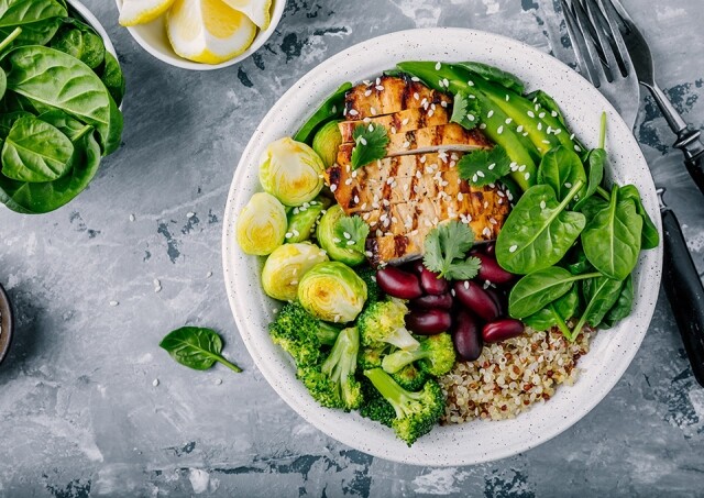 211 餐盤減肥法：就是蔬菜、全穀類、蛋白質的比例為 2：1：1。