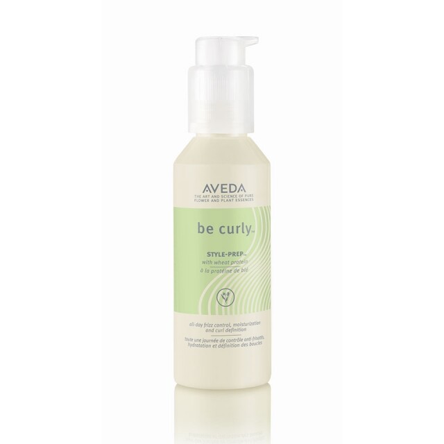 AVEDA be curly™曲髮造型底霜 $290/100ml 蘊含手解小蛋白、有機蘆薈，用於濕髮上，有助加強鬈曲效果，同時為髮型帶來光澤。