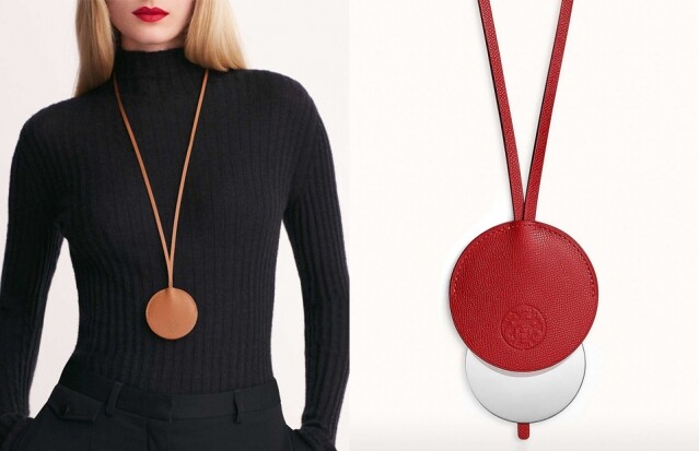 Hermès 這件掛頸小配飾也是塗唇膏時用的小圓鏡 Hermès 這件掛頸小配飾也是塗唇膏時用的小圓鏡