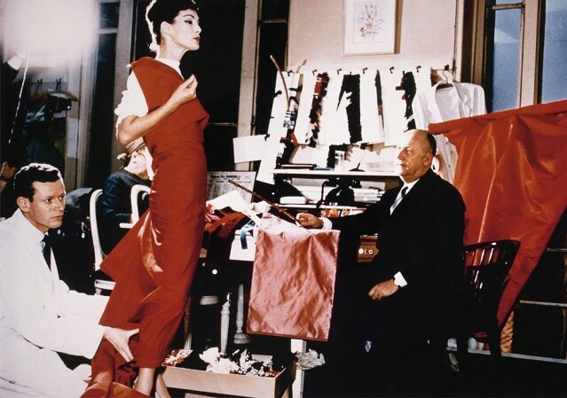 Dior 先生正為模特兒 Lucky 試穿紅色裙子