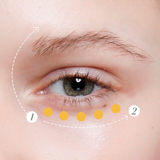 先以點點的方式把眼霜沾在眼底，然後用無名指將眼霜從眼頭到眼尾。