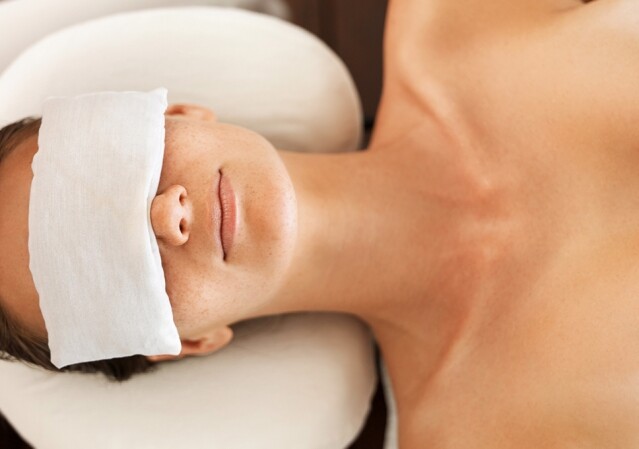 敷眼膜前可以熱毛巾敷眼 2 至 3分鐘，促進皮膚血液循環。