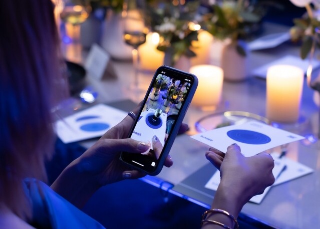 賓客享受盛宴期間，更可投入置身於晚宴餐單上的擴增實境 (AR) 視覺動畫之中。