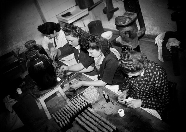 1945 年於 Lancôme 香水廠工作的女工。