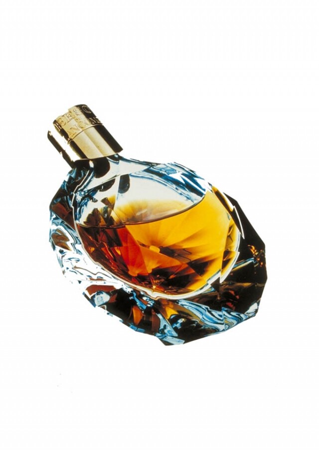經典香水 Tresor ，瓶身以 75 個手工拋光刻面的玻璃製成。