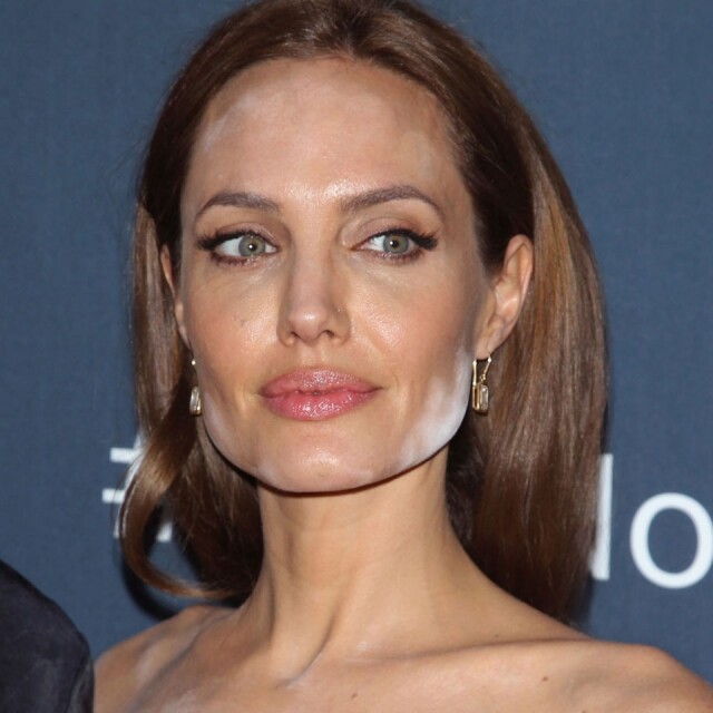 Angelina Jolie 這張照片堪稱經典美容黑歷史之一,錯誤的妝容令她顯得老氣又憔悴。 Angelina Jolie 這張照片堪稱經典美容黑歷史之一,錯誤的妝容令她顯得老氣又憔悴。